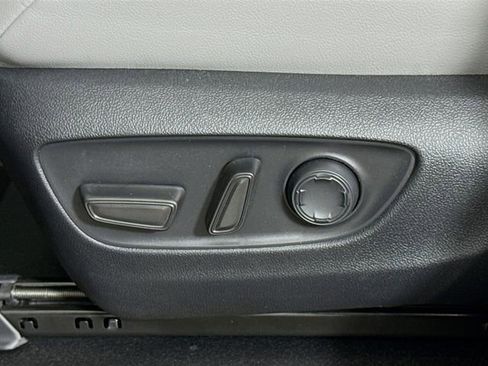 Used 2026 Toyota Sienna XLE FWD image 12