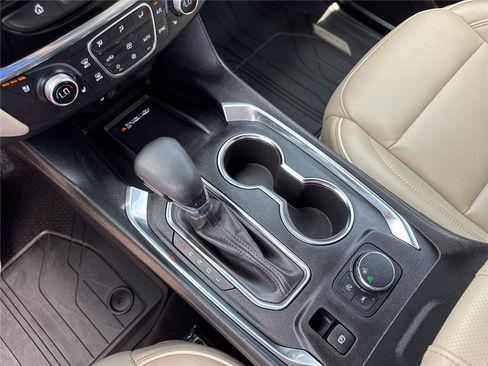 Used 2023 Chevrolet Traverse Premier FWD image 29