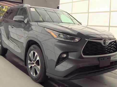 Used 2021 Toyota Highlander XLE AWD/4WD image 2