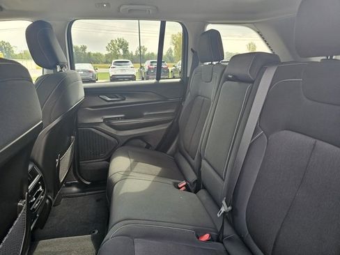 Used 2023 Jeep Grand Cherokee Laredo image 16