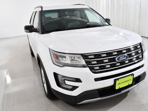 Used 2017 Ford Explorer XLT w/ Equipment Group 202A image 4