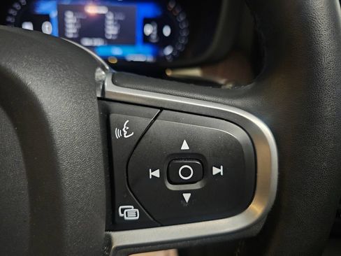 Certified 2022 Volvo XC60 B5 Momentum w/ Climate Package AWD/4WD image 19