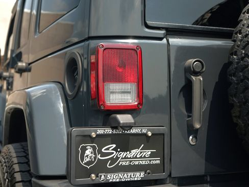 Used 2018 Jeep Wrangler Unlimited Sahara w/ Dual Top Group AWD/4WD image 32