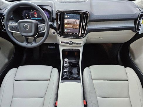 Certified 2025 Volvo XC40 B5 Ultra w/ Climate Package image 27