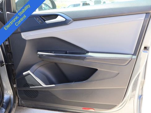 Used 2024 Volkswagen Taos SE FWD image 8