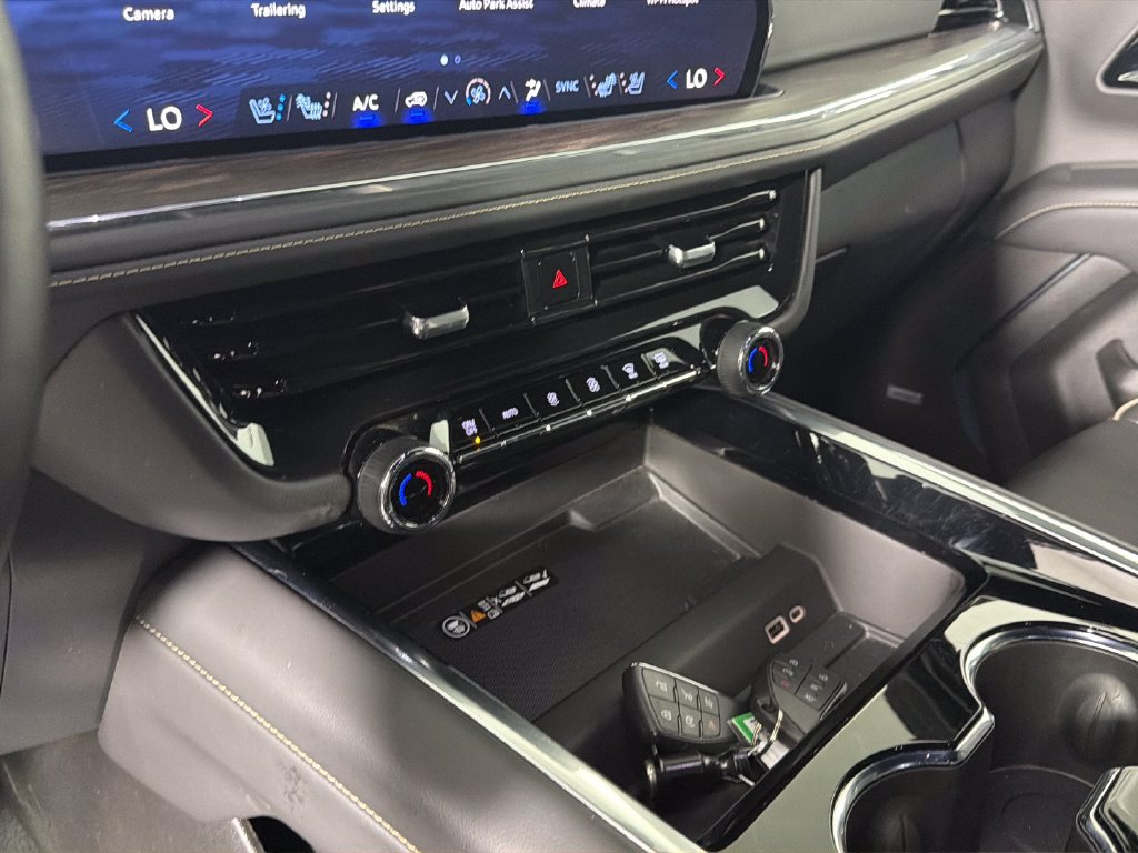 Used 2025 Chevrolet Suburban Premier RWD image 23