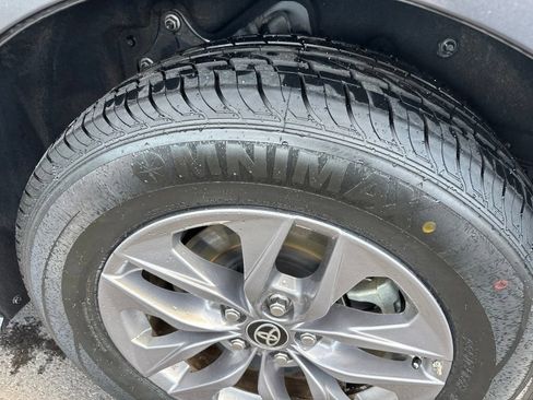 Used 2025 Toyota Sienna XLE FWD image 16