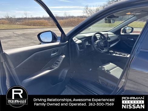 Used 2024 Nissan Rogue SV image 9