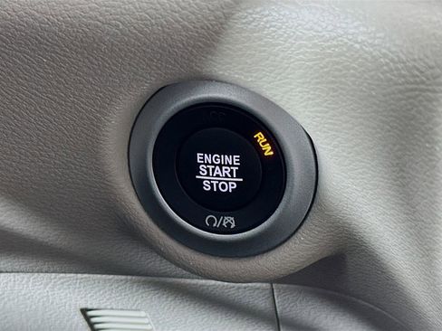 Certified 2024 Chrysler Pacifica Touring-L image 22