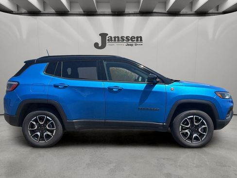 Used 2025 Jeep Compass Trailhawk AWD/4WD image 5