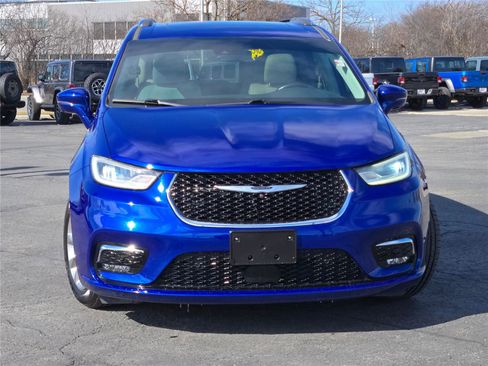 Used 2021 Chrysler Pacifica Touring-L w/ Uconnect Theater Family Group image 4