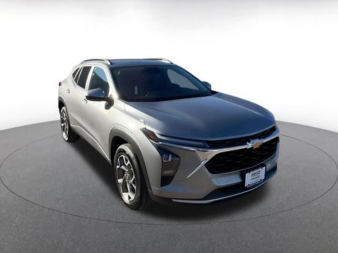 Used 2025 Chevrolet Trax LT image 3