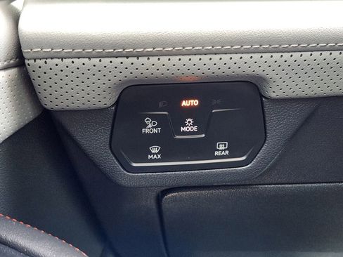 Certified 2025 Volkswagen Atlas Peak Edition SE image 18