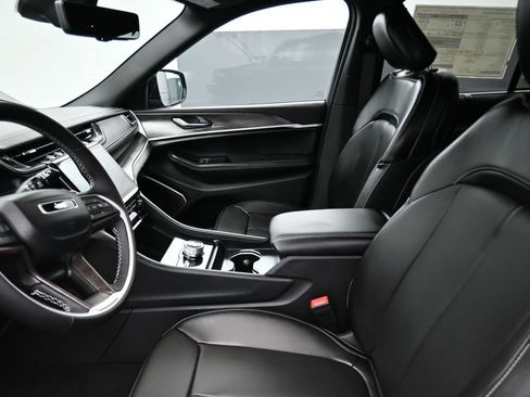 New 2025 Jeep Grand Cherokee Limited w/ Luxury Tech Group II image 13