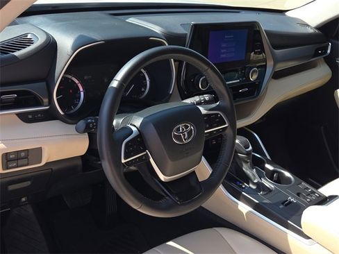 Used 2024 Toyota Highlander XLE image 15