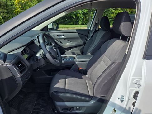 Certified 2026 Nissan Rogue SV FWD image 11