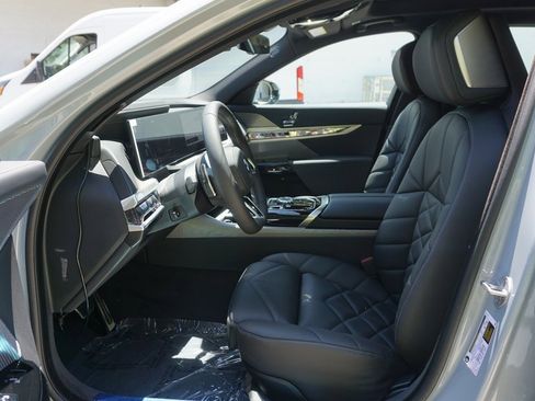 New 2025 BMW 740i image 10