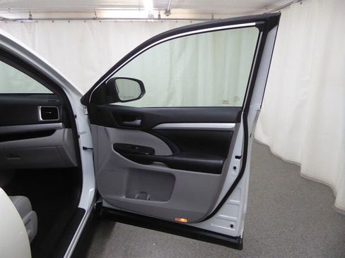 Used 2019 Toyota Highlander XLE AWD/4WD image 26