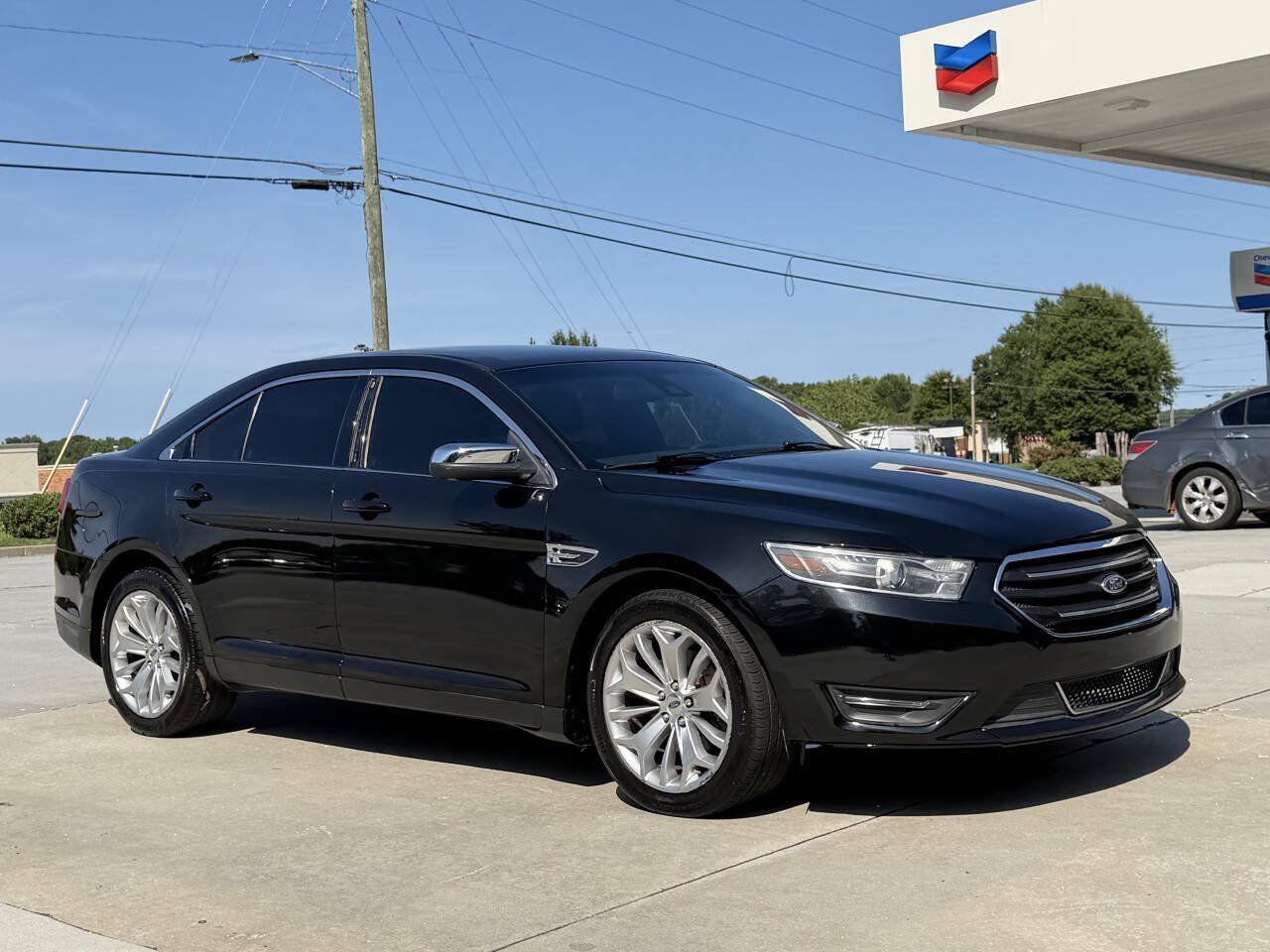 Used 2019 Ford Taurus Limited FWD image 3