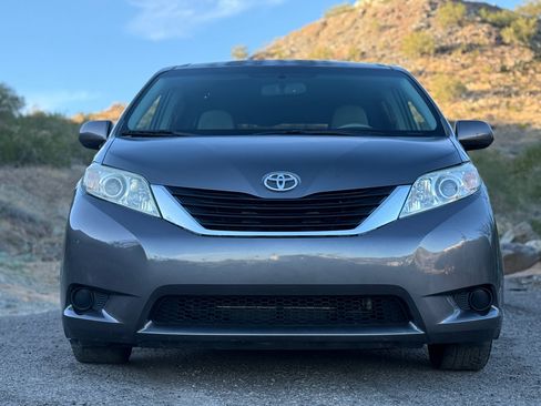 Used 2014 Toyota Sienna LE image 11