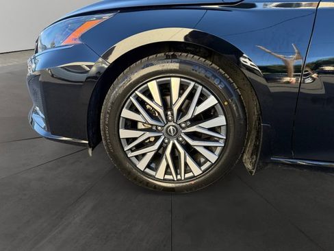 Used 2024 Nissan Altima 2.5 SV w/ SV Premium Package FWD image 9