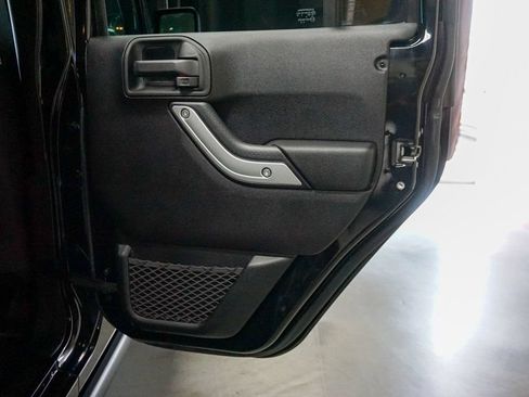 Used 2013 Jeep Wrangler Unlimited Rubicon w/ Connectivity Group AWD/4WD image 70