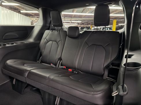 New 2026 Chrysler Pacifica Select image 12