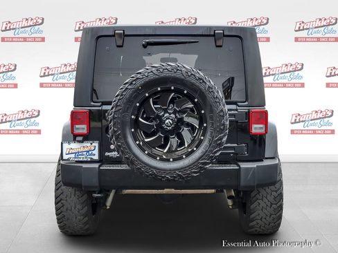 Used 2018 Jeep Wrangler Unlimited Sahara AWD/4WD image 4