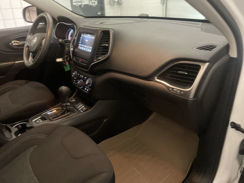 Used 2019 Jeep Cherokee Latitude w/ Popular Appearance Group AWD/4WD image 20