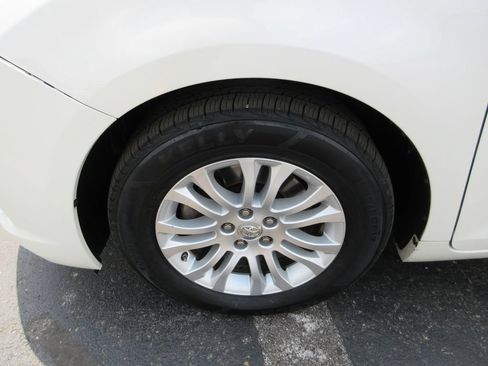Used 2016 Toyota Sienna XLE Premium FWD image 16