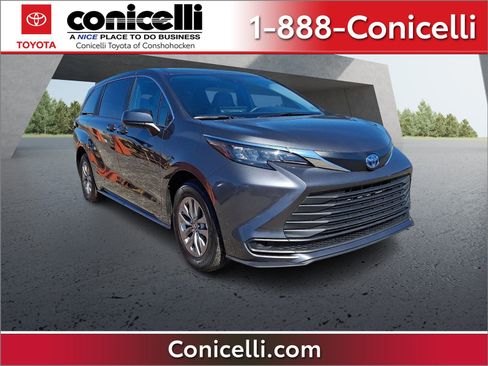 Used 2025 Toyota Sienna LE image 1