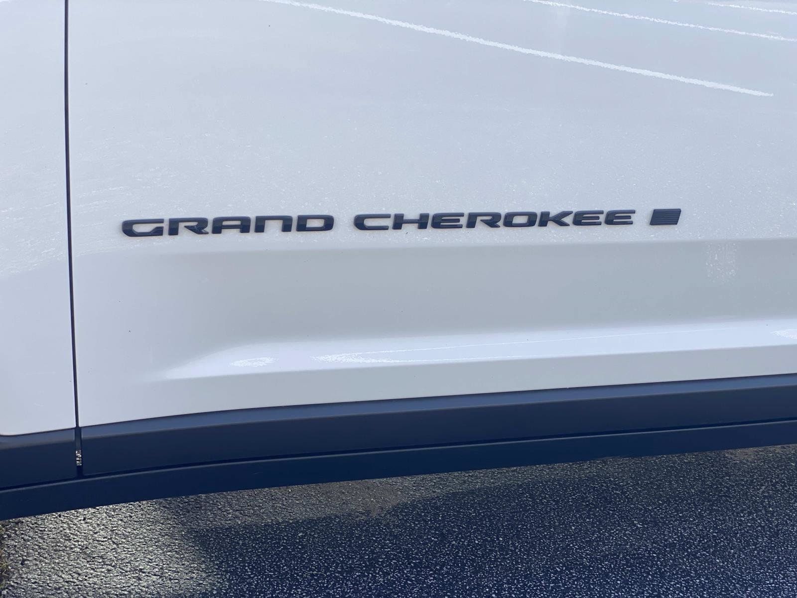 Used 2025 Jeep Grand Cherokee L Laredo RWD image 13
