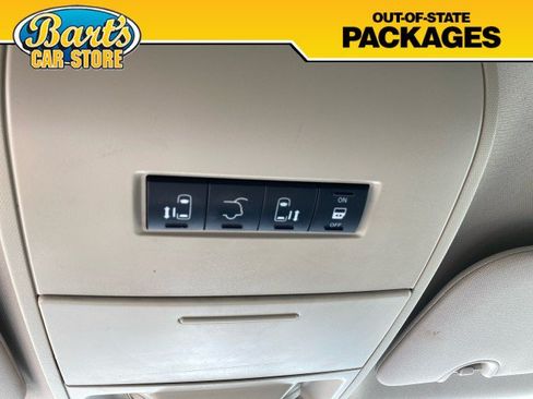 Used 2013 Chrysler Town & Country Touring FWD image 31