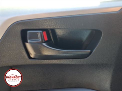 Used 2018 Toyota RAV4 LE AWD/4WD image 15