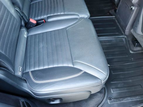 Used 2017 Land Rover Discovery First Edition image 24