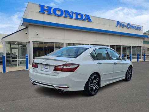 Used 2016 Honda Accord Touring image 4