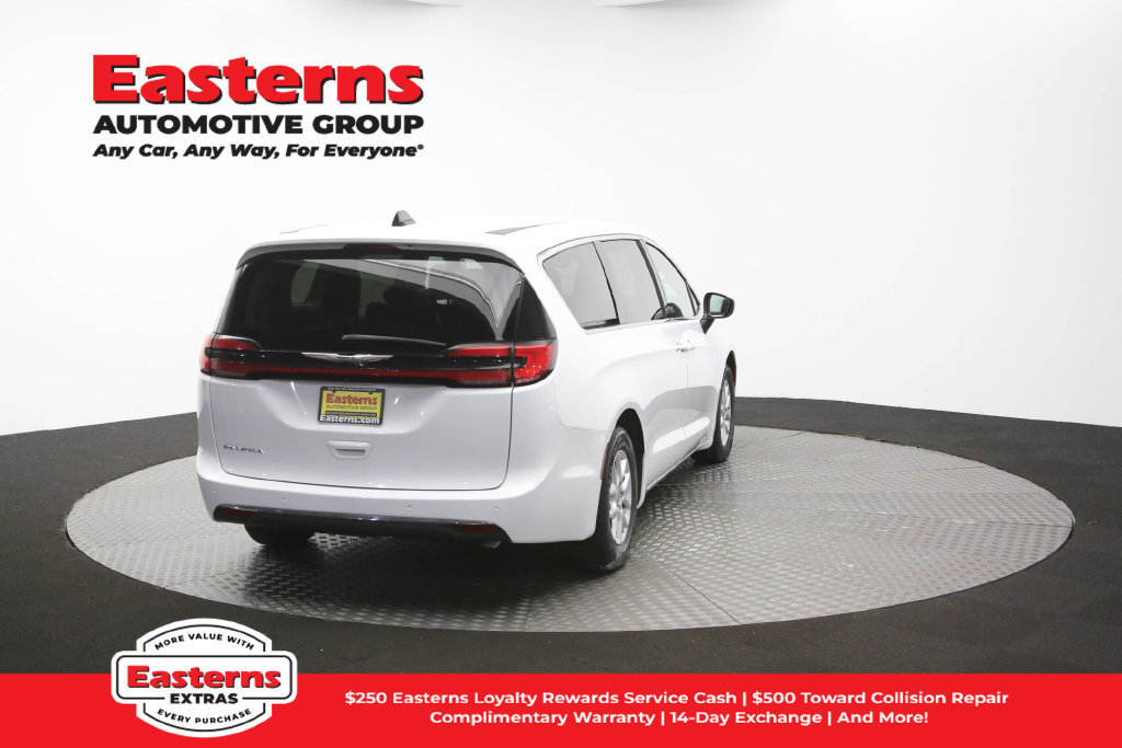 Used 2023 Chrysler Pacifica Touring-L FWD image 38