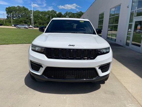 Used 2024 Jeep Grand Cherokee Limited w/ Luxury Tech Group II AWD/4WD image 3