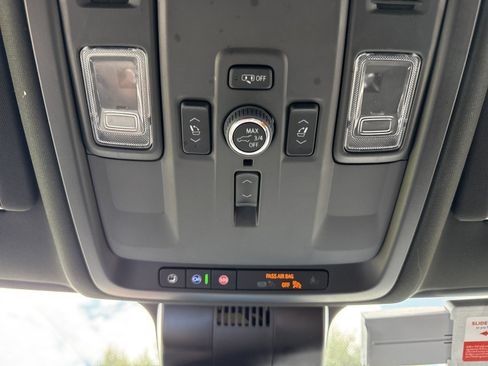 Used 2025 GMC Yukon Denali AWD/4WD image 33
