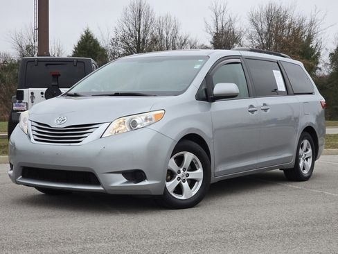 Used 2015 Toyota Sienna LE image 2