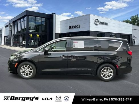 Used 2024 Chrysler Pacifica Touring-L FWD image 9