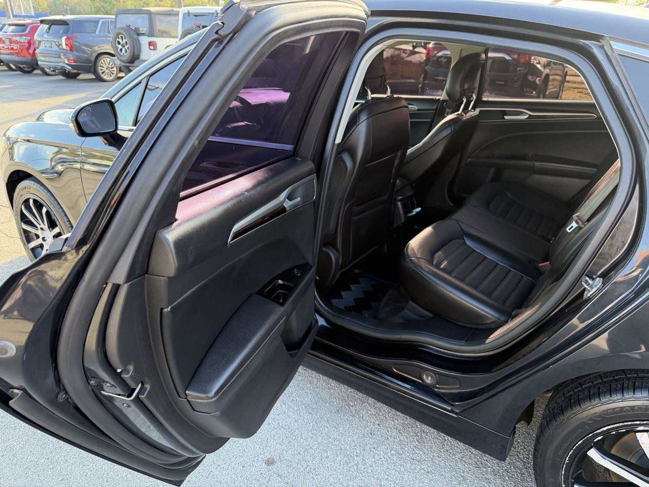 Used 2014 Ford Fusion SE w/ Equipment Group 202A FWD image 12