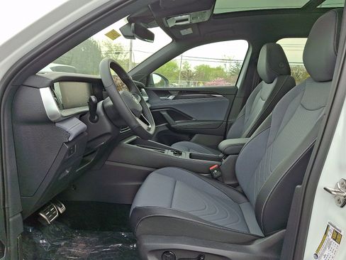New 2026 Volkswagen Tiguan SE R-Line AWD/4WD image 9