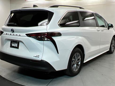 Used 2024 Toyota Sienna LE FWD image 5