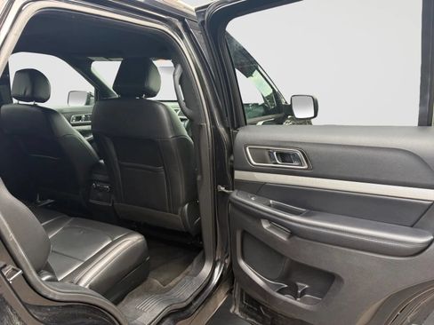 Used 2017 Ford Explorer XLT w/ Equipment Group 202A AWD/4WD image 18