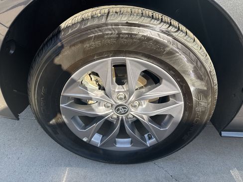 Used 2025 Toyota Sienna XLE image 13