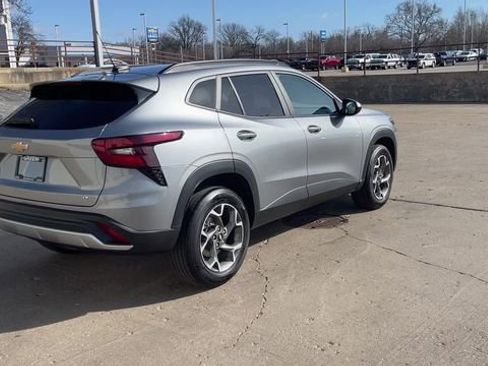Used 2025 Chevrolet Trax LT image 8