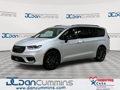 New 2026 Chrysler Pacifica Select w/ S Appearance Package