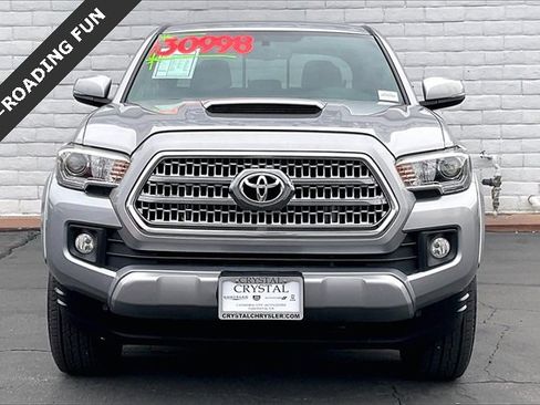 Used 2017 Toyota Tacoma TRD Sport image 2