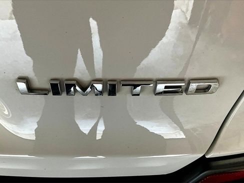 Used 2022 Jeep Cherokee Limited image 24